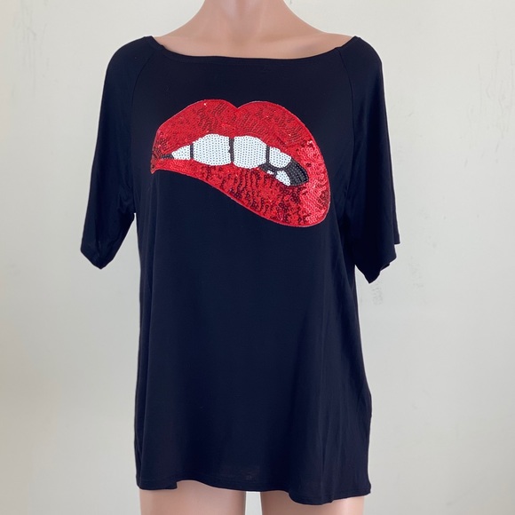 Sequined Lips Loose Fit Top in Black - Picture 3 of 8